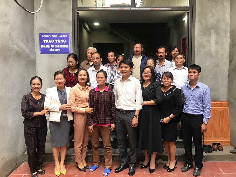 Đoàn chụp ảnh kỷ niệm trước căn nhà  Đoàn chụp ảnh kỷ niệm trước căn nhà