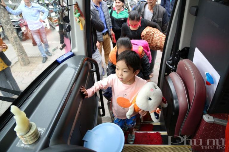 Những chuyến xe nghĩa tình không chỉ giúp người bệnh vơi bớt nỗi vất vả khi ra viện về sum họp với gia đình mà còn đem đến những tình cảm ấm áp cho người bệnh khi một mùa xuân mới đang về.