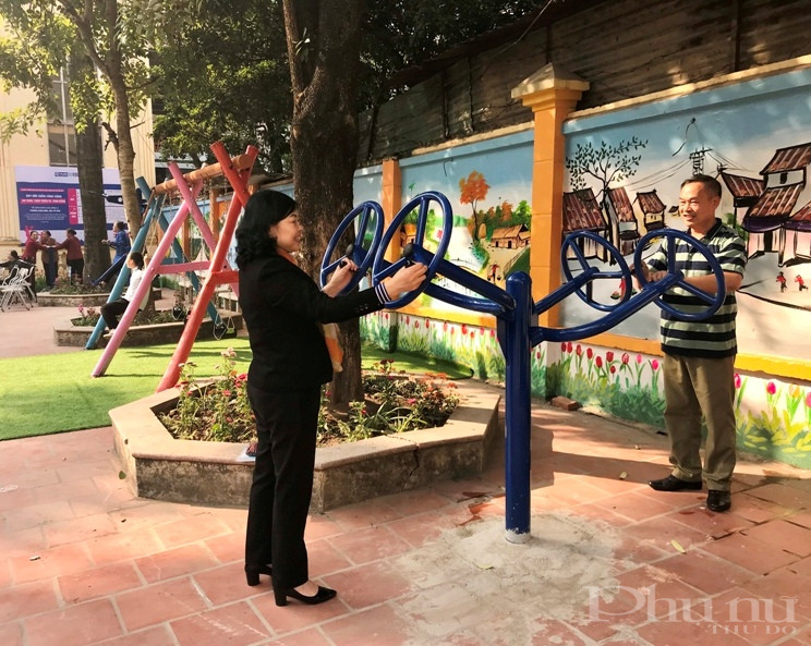 Trong qu&aacute; tr&igrave;nh tri&ecirc;n khai khảo s&aacute;t, lắp đặt c&aacute;c s&acirc;n chơi tại tổ d&acirc;n phố C&aacute;o Đỉnh 3, ch&iacute;nh quyền địa phương, người d&acirc;n v&agrave; c&aacute;c em học sinh đ&atilde; t&iacute;ch cực tham gia, huy động nguồn đối ứng lắp c&aacute;c thiết bị của người lớn trong khu&ocirc;n vi&ecirc;n s&acirc;n chơi với tổng kinh ph&iacute; hơn 100 triệu đồng, trong đ&oacute; nh&agrave; t&agrave;i trợ hỗ trợ 56 triệu đồng.