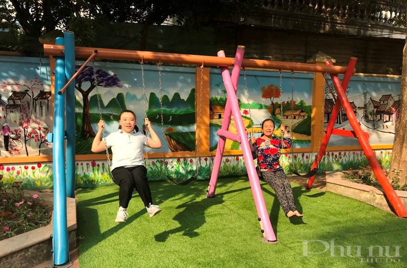 Theo b&agrave; Nguyễn Thị Thu Thủy, b&ecirc;n cạnh tạo ra m&ocirc;i trường vui chơi an to&agrave;n, l&agrave;nh mạnh cho trẻ em, s&acirc;n chơi c&ograve;n l&agrave; nơi để cả người lớn tham gia r&egrave;n luyện sức khỏe; đồng thời l&agrave; cơ hội để c&aacute;c thế hệ gi&agrave; - trẻ c&oacute; sự giao lưu, chia sẻ với nhau.