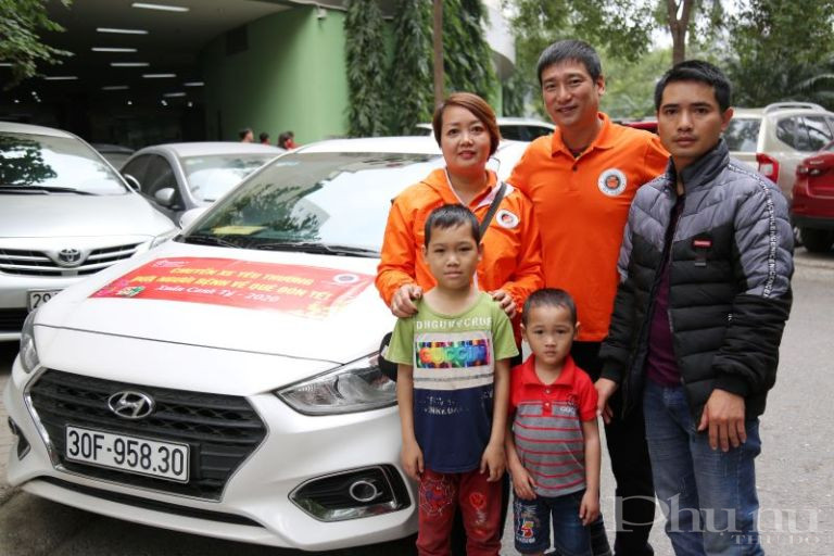 Điểm mới năm nay của chương trình chuyến xe nghĩa tình đưa người bệnh về quê đón Tết tại Viện là bên cạnh các xe 29 chỗ, 45 chỗ còn có những chiếc xe 4 chỗ do chính các nhà hảo tâm lái đưa từ 1 – 2 gia đình người bệnh khó khăn về tận nhà.