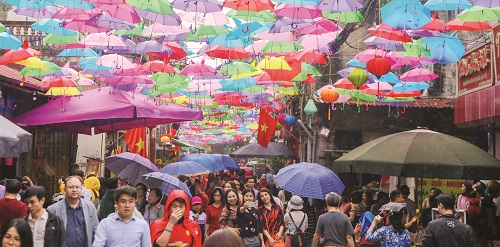 Kh&aacute;ch du lịch đến l&agrave;ng dệt lụa Vạn Ph&uacute;c.