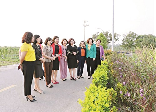 Đo&agrave;n c&ocirc;ng t&aacute;c Hội LHPN H&agrave; Nội thăm tuyến đường nở hoa tại x&atilde; Cổ Loa, huyện Đ&ocirc;ng Anh, H&agrave; Nội
