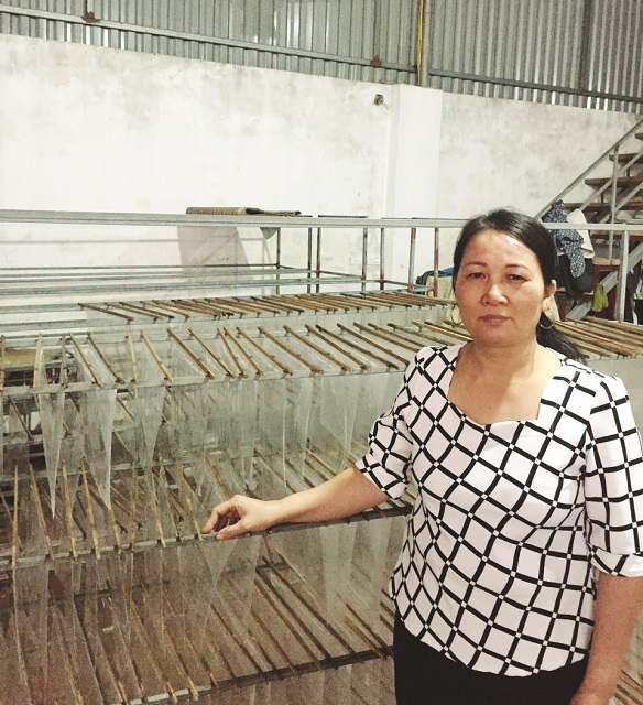 Chị Ngọt v&agrave; d&acirc;y chuyền sản xuất b&aacute;nh đa