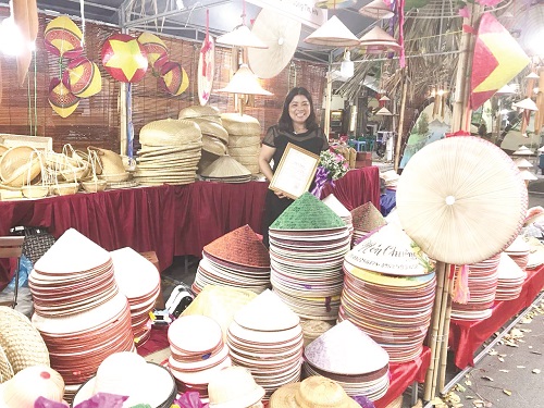Những sản phẩm nón lá của chị Tạ Thu Hương đã có mặt tại nhiều sự kiện, triển lãm trong và ngoài nước Những sản phẩm nón lá của chị Tạ Thu Hương đã có mặt tại nhiều sự kiện, triển lãm trong và ngoài nước