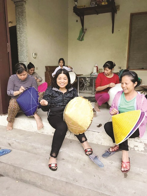 Để có chiếc nón lá đẹp, chị Hương và những người thợ phải rất kỳ công, tỷ mẩn trong từng công đoạn Để có chiếc nón lá đẹp, chị Hương và những người thợ phải rất kỳ công, tỷ mẩn trong từng công đoạn