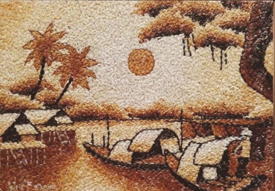 Chị Nguyễn Thị V&acirc;n say m&ecirc; s&aacute;ng tạo tranh gạo để quảng b&aacute; văn h&oacute;a Việt ra thế giới