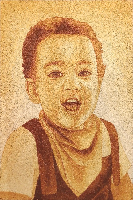 Chị Nguyễn Thị V&acirc;n say m&ecirc; s&aacute;ng tạo tranh gạo để quảng b&aacute; văn h&oacute;a Việt ra thế giới