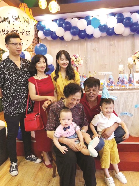 Cụ Nguyễn Thị Tú Oanh vui cùng con, cháu trong gia đình