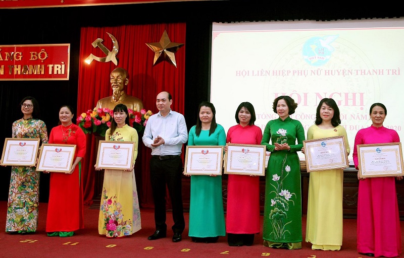 Đồng chí Lê Kim Anh Chủ tịch Hội LHPN Hà Nội và đồng chí Nguyễn Việt Phương- Phó Bí thư Thường trực huyện ủy trao bằng khen cho các tập thể đạt thành tích xuất sắc năm 2019