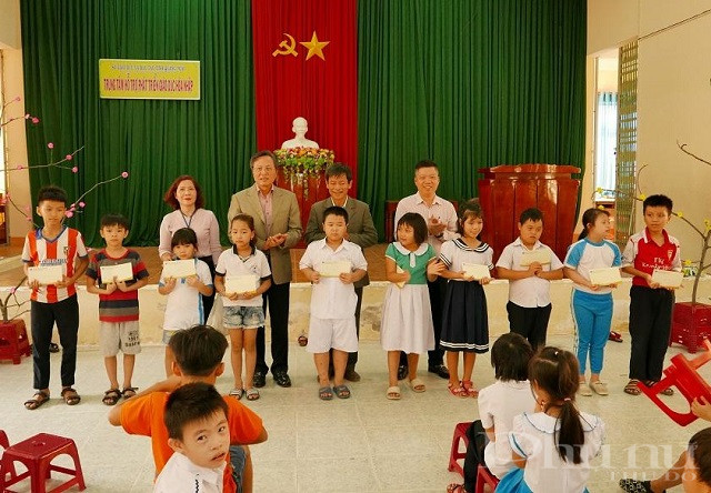 Gi&aacute;m đốc Nh&agrave; m&aacute;y Mai Tuấn Đạt trao qu&agrave; Tết tại x&atilde; B&igrave;nh Thanh T&acirc;y.