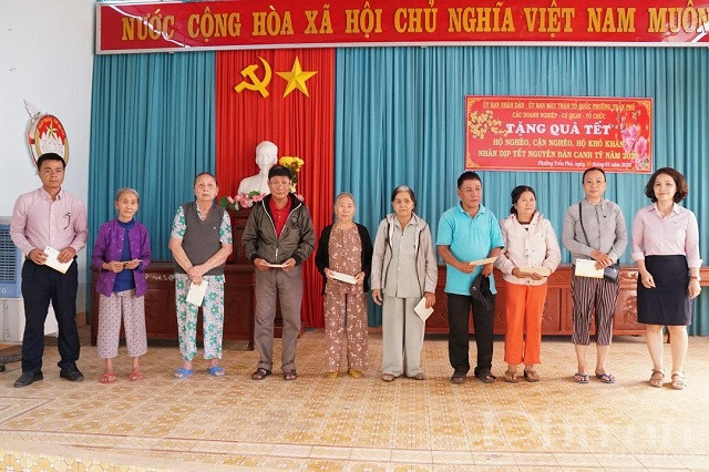 Đại diện BSR trao qu&agrave; tết tại x&atilde; Tịnh Ấn Đ&ocirc;ng, th&agrave;nh phố Quảng Ng&atilde;i