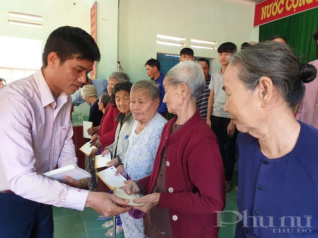 Đại diện Truyền th&ocirc;ng BSR trao qu&agrave; Tết tại Nghĩa H&agrave;nh