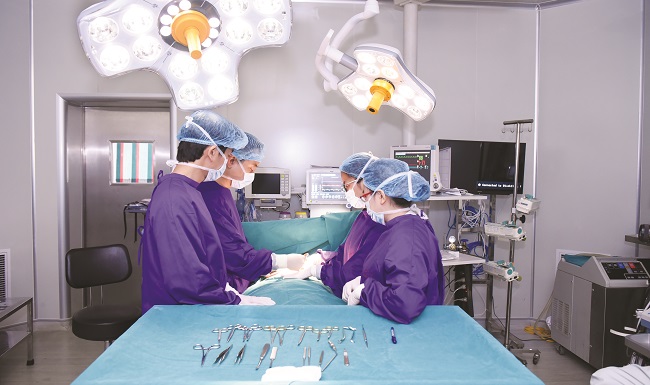 ThS.BS Nguyễn Đình Minh trong phòng mổ