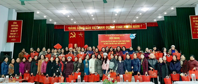 C&aacute;n bộ hội vi&ecirc;n phụ nữ tham gia hội nghị tuy&ecirc;n truyền v&agrave; nhận l&agrave;n nhựa do Hội LHPN trao tặng bằng nguồn x&atilde; hội h&oacute;a nhằm giảm thiếu t&uacute;i ni l&ocirc;ng, bảo vệ m&ocirc;i trường