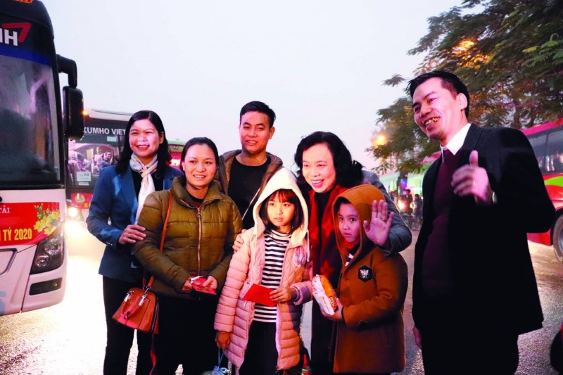 Đồng chí Ngô Thị Thanh Hằng – Phó Bí thư Thường trực Thành ủy mừng tuổi công nhân lao động và con của công nhân lao động