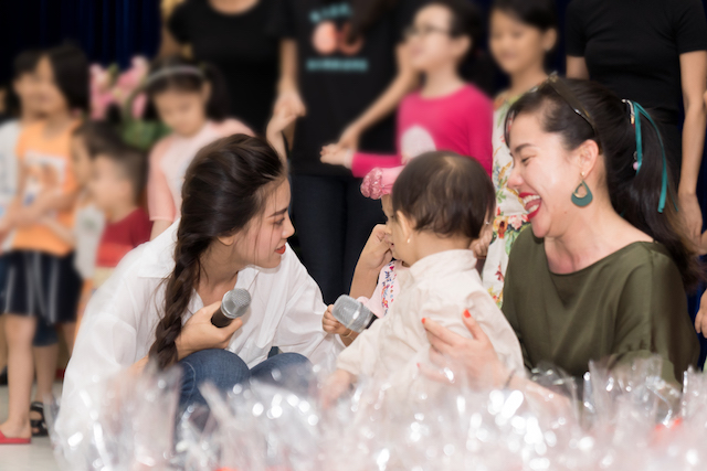 Á hậu Kim Duyên giành được nhiều tình cảm của các em nhỏ