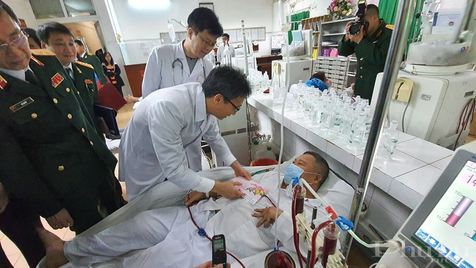 Phó Thủ tướng tặng quà, chúc mừng năm mới người bệnh