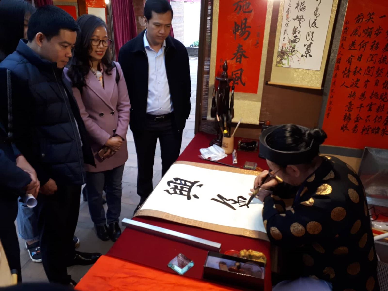 Hội chữ xu&acirc;n tại khu di t&iacute;ch Văn Miếu - Quốc Tử Gi&aacute;m.