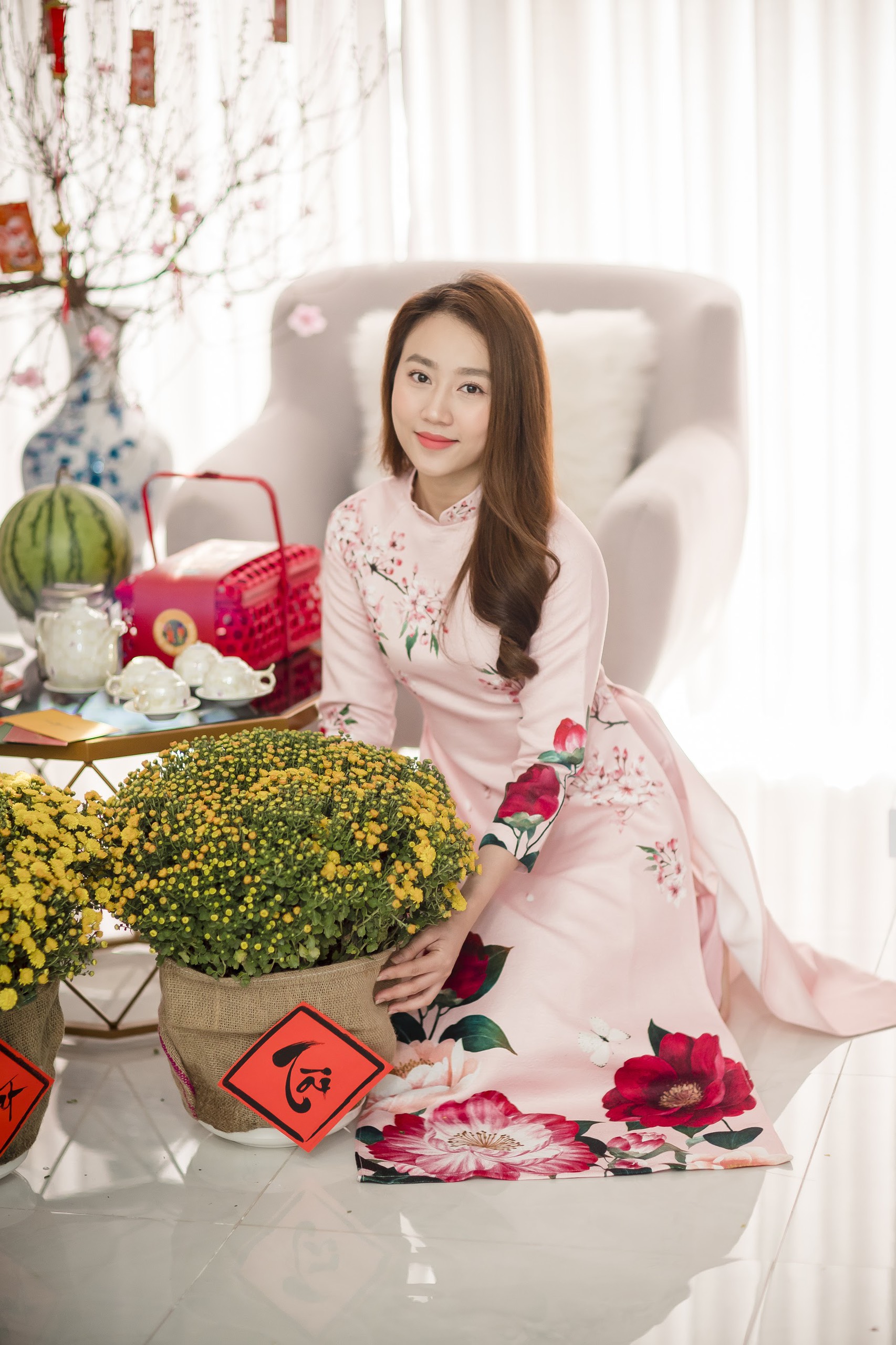 Hồng Loan mua nhiều hoa để căn nh&agrave; rực rỡ