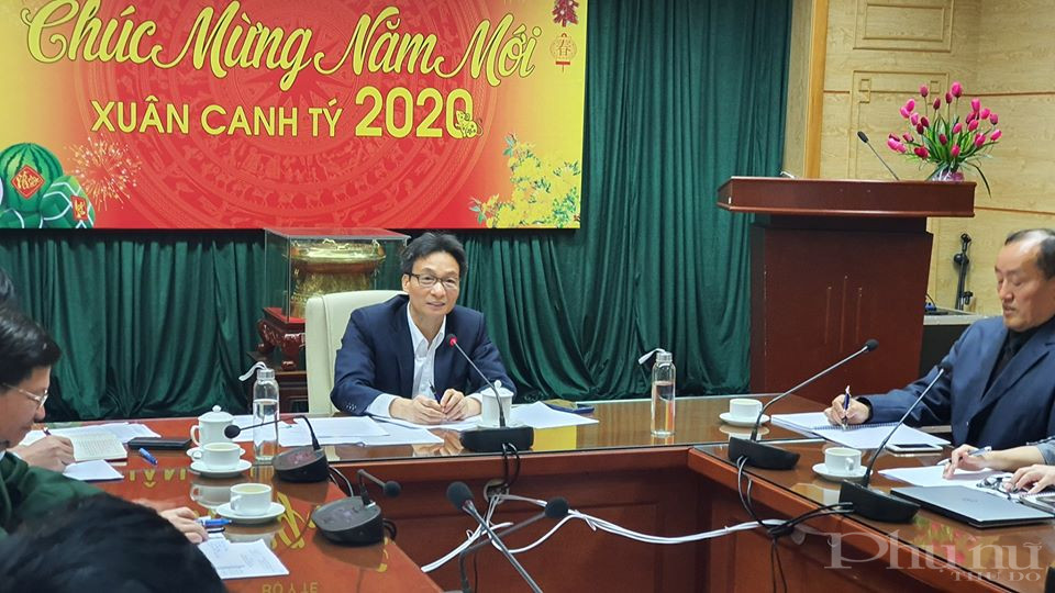 Phó Thủ tướng Vũ Đức Đam chỉ đạo tại cuộc họp khẩn của Bộ Y tế