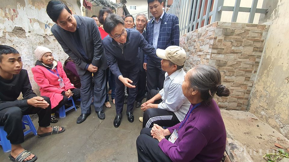 Đoàn công tác Bộ Y tế thăm hỏi, động viên các gia đình đón Tết tại xóm chạy thận Bạch Mai.