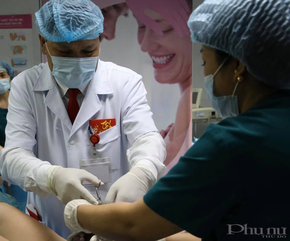 Đích thân PGS.TS.GVCC Trần Danh Cường, Giám đốc Bệnh viện đã cắt dây rốn cho các bé. Ông cho biết đã có 4 bé ra đời vào đúng thời khắc Giao thừa.