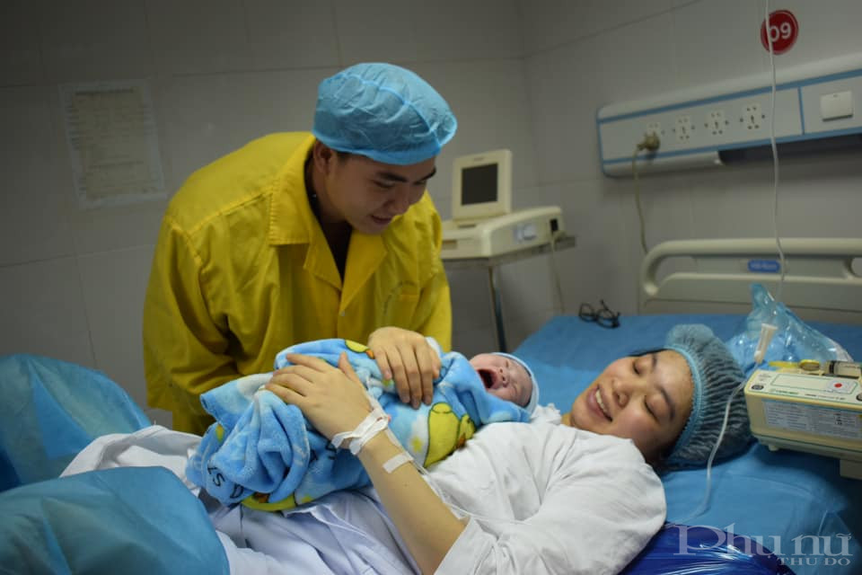 Bác sĩ của bệnh viện chúc mừng, tặng quà cho từng gia đình và tin rằng các bé sinh đúng Giao thừa dường như đánh dấu sự sinh sôi nảy nở với ước mong một năm mới đủ đầy, trọn vẹn.