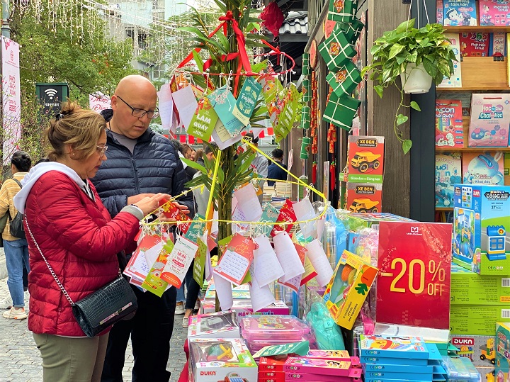 Du kh&aacute;ch nước ngo&agrave;i trải nghiệm kh&ocirc;ng gian Phố s&aacute;ch Xu&acirc;n.