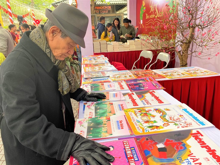 Năm nay, Ban tổ chức vẫn tiếp tục duy tr&igrave; kh&ocirc;ng gian giới thiệu B&aacute;o Tết Dương lịch, B&aacute;o Tết Canh T&yacute; v&agrave; nghệ thuật Thư ph&aacute;p, nặn T&ograve; he, tranh d&acirc;n gian, tranh vải nh&acirc;n dịp khai Xu&acirc;n.