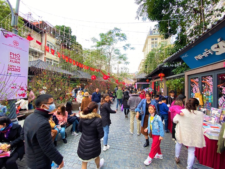 Tại Phố s&aacute;ch Xu&acirc;n, sẽ c&oacute; c&aacute;c chương tr&igrave;nh giới thiệu s&aacute;ch phục vụ bạn đọc, nhất l&agrave; c&aacute;c bạn đọc trẻ như ''T&igrave;m hiểu lịch sử Thăng Long &ndash; Đ&ocirc;ng Đ&ocirc; &ndash; H&agrave; Nội 1000 năm văn hiến''; c&aacute;c buổi tọa đ&agrave;m về s&aacute;ch, điển h&igrave;nh l&agrave; ''Chương tr&igrave;nh tọa đ&agrave;m với Nh&agrave; Xuất bản ch&iacute;nh trị Quốc gia'' hay ''Đọc s&aacute;ch tương t&aacute;c &ndash; kết nối y&ecirc;u thương'' của Nh&agrave; s&aacute;ch Đinh Tỵ.