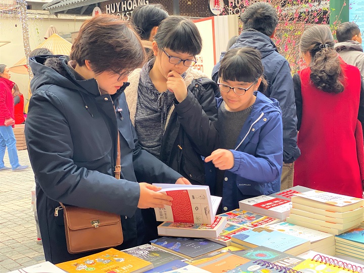 C&aacute;c em nhỏ được bố mẹ đưa đến Phố s&aacute;ch Xu&acirc;n Canh T&yacute; để lựa chọn những cuốn s&aacute;ch, t&aacute;c phẩm văn học y&ecirc;u th&iacute;ch.