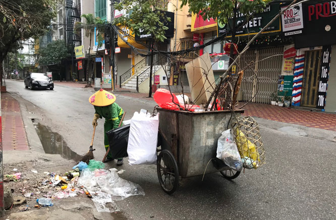 C&ocirc;ng nh&acirc;n vệ sinh m&ocirc;i trường tại H&agrave; Nội bận rộn thu dọn r&aacute;c dịp Tết Nguy&ecirc;n đ&aacute;n 2020.