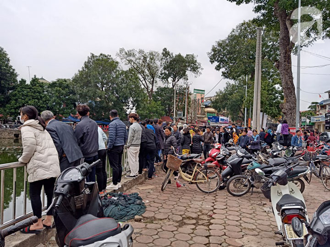 Có rất đông người dân hiếu kỳ đến chứng kiến, lực lượng chức năng đang tiếp tục điều tra vụ việc. Có rất đông người dân hiếu kỳ đến chứng kiến, lực lượng chức năng đang tiếp tục điều tra vụ việc.