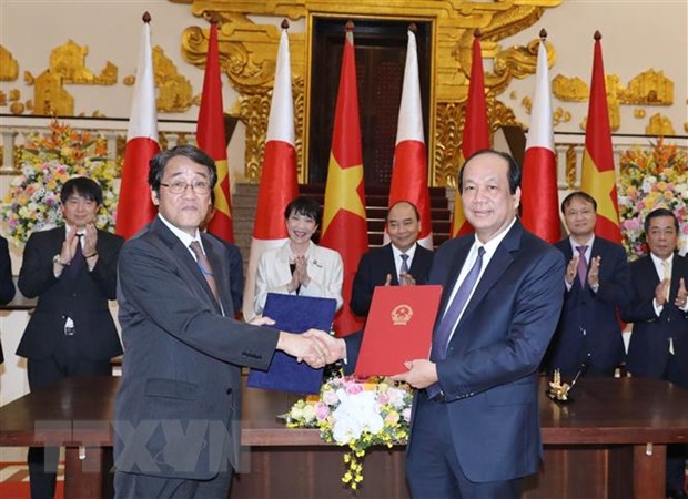 Thủ tướng Nguyễn Xuân Phúc và Bộ trưởng Bộ Nội vụ, Thông tin và Truyền thông Nhật Bản Takaichi Sanae chứng kiến Lễ ký kết công hàm trao đổi Dự án cung cấp trang thiết bị phần cứng Hệ thống thông tin báo cáo Chính phủ sử dụng viện trợ không hoàn lại giữa Bộ trưởng, Chủ nhiệm Văn phòng Chính phủ Mai Tiến Dũng và Đại sứ Nhật Bản tại Việt Nam Umeda Kunio.