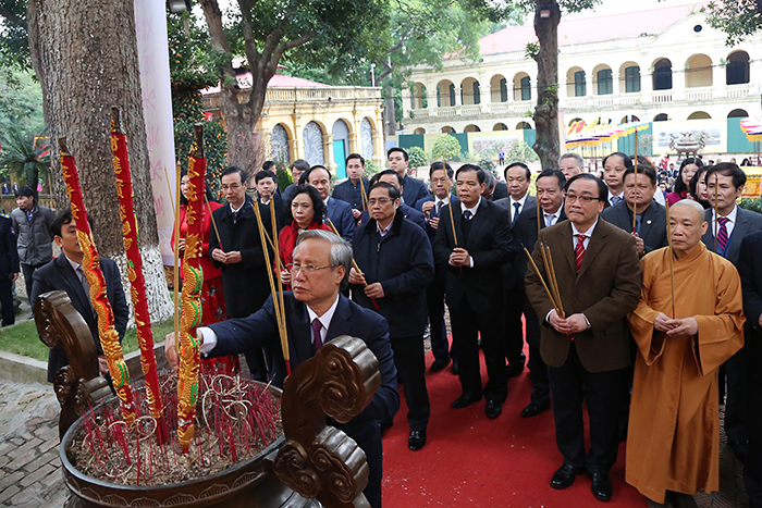 C&aacute;c đồng ch&iacute; L&atilde;nh đạo Đảng, Nh&agrave; nước v&agrave; th&agrave;nh phố H&agrave; Nội d&acirc;ng hương tại Điện K&iacute;nh Thi&ecirc;n