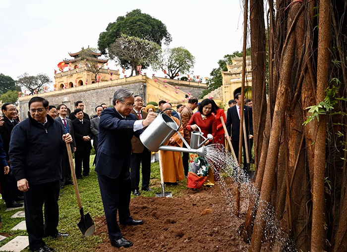 C&aacute;c đồng ch&iacute; l&atilde;nh đạo Đảng, Nh&agrave; nước, th&agrave;nh phố H&agrave; Nội trồng c&acirc;y đầu xu&acirc;n