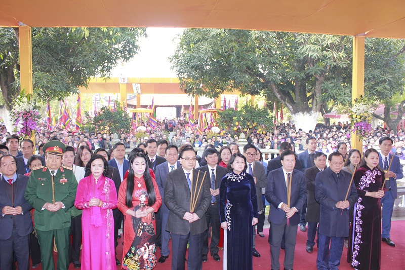 Các đồng chí lãnh đạo Trung ương và thành phố Hà Nội dâng hương tại đền thờ Hai Bà Trưng