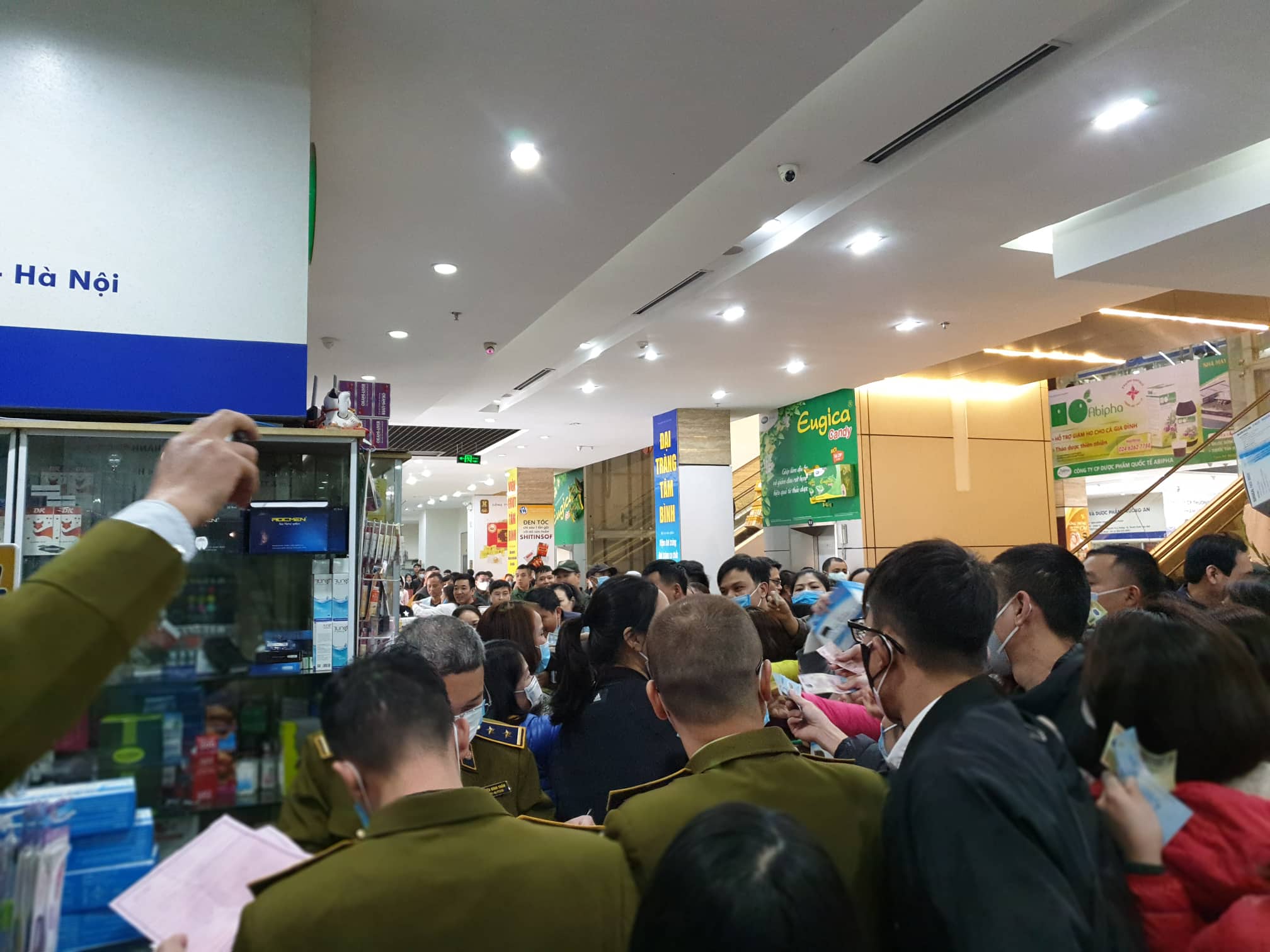 Người d&acirc;n đổ x&ocirc;, đi mua khẩu trang để ph&ograve;ng dịch c&uacute;m Corona