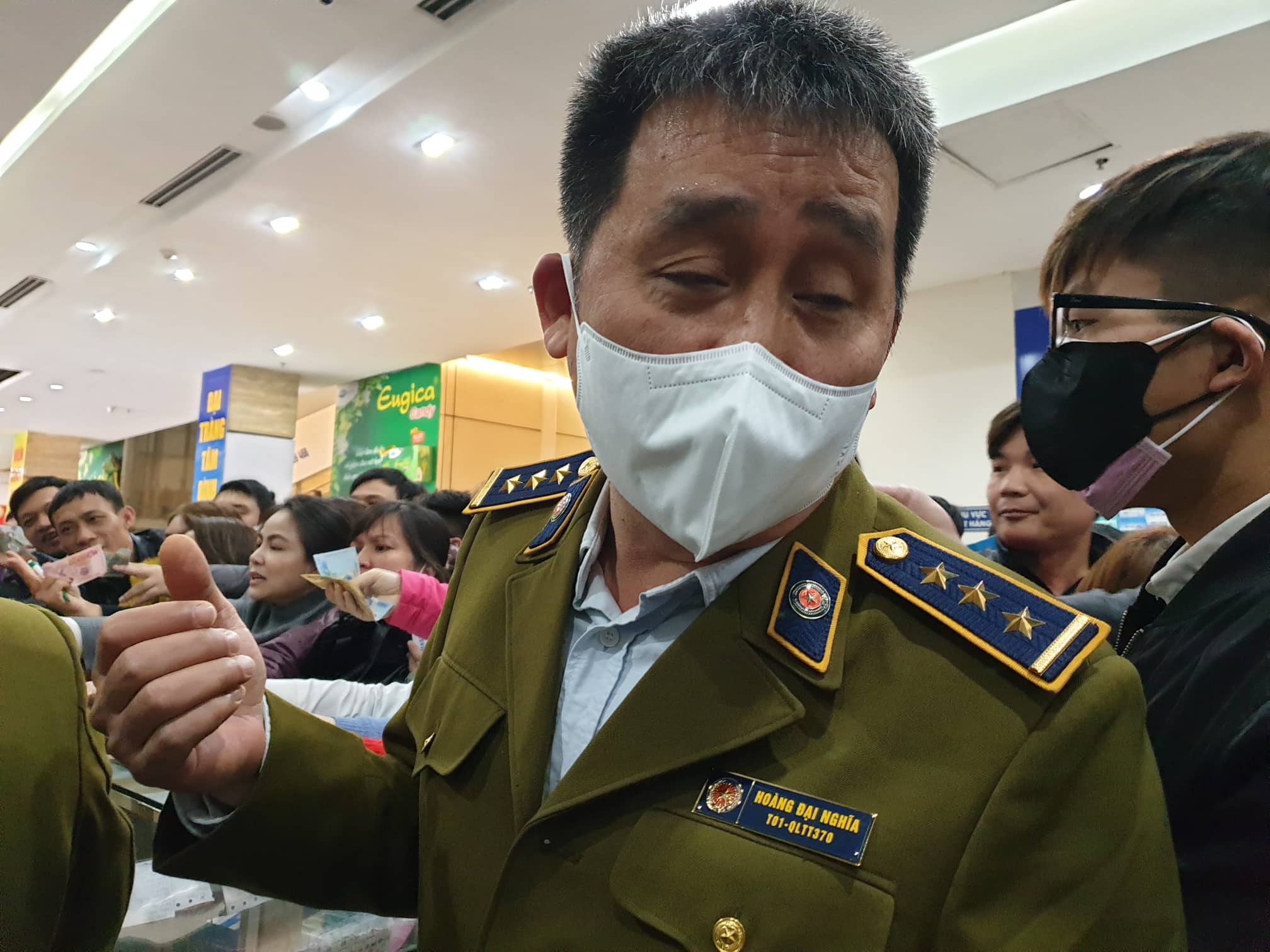 Đồng ch&iacute; Ho&agrave;ng Đại Nghĩa v&agrave; đo&agrave;n kiểm tra tại chợ thuốc Hapulico