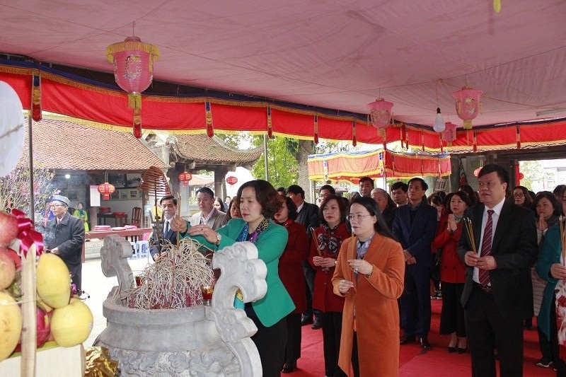 C&aacute;c đại biểu l&agrave;m d&acirc;ng hương tại Đền H&aacute;t M&ocirc;n