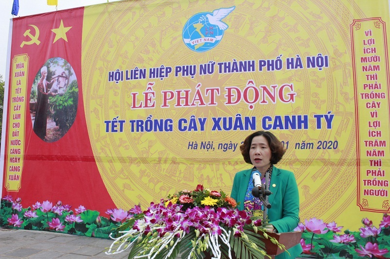 Đồng ch&iacute; L&ecirc; Kim Anh Chủ tịch Hội LHPN H&agrave; Nội ph&aacute;t động  Tết trồng c&acirc;y Xu&acirc;n Canh T&yacute;