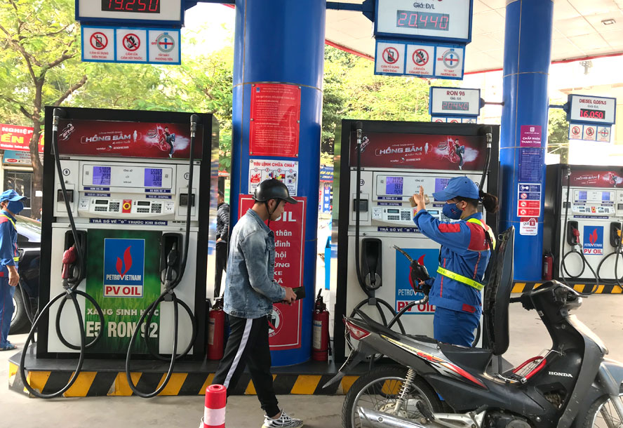 Xăng giảm giá từ 260 đồng đến 790 đồng/lít - ảnh 1