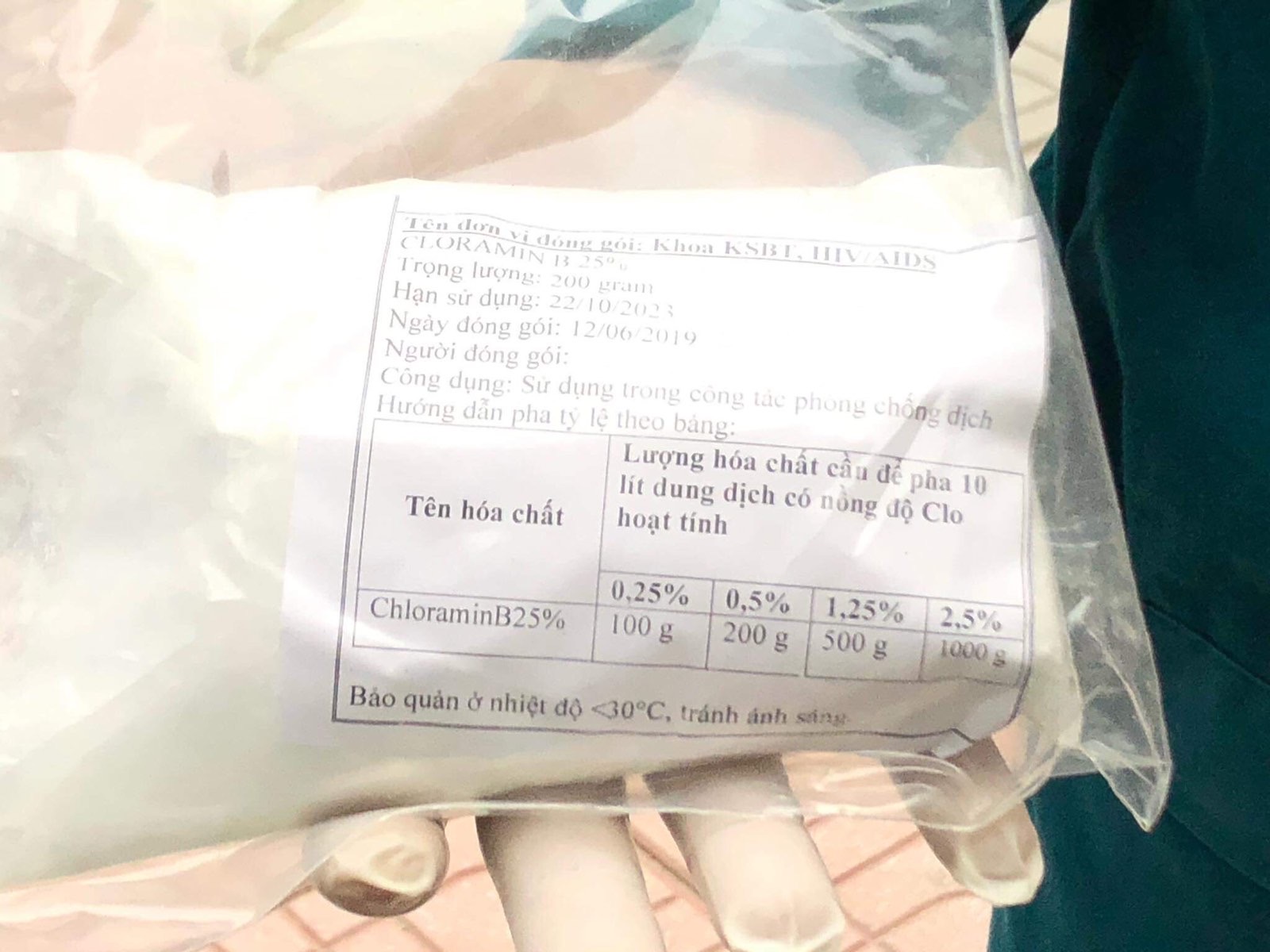 Thuốc Cloramin B 25% được sử dụng để khử trùng. Thuốc có tác dụng diệt khuẩn trong nước, khử khuẩn trên bề mặt. Mỗi gói Cloramin B 25% có khối lượng 200g, được pha với 10 lít nước sạch, sau đó được đổ vào máy chuyên dụng để phun khử trùng