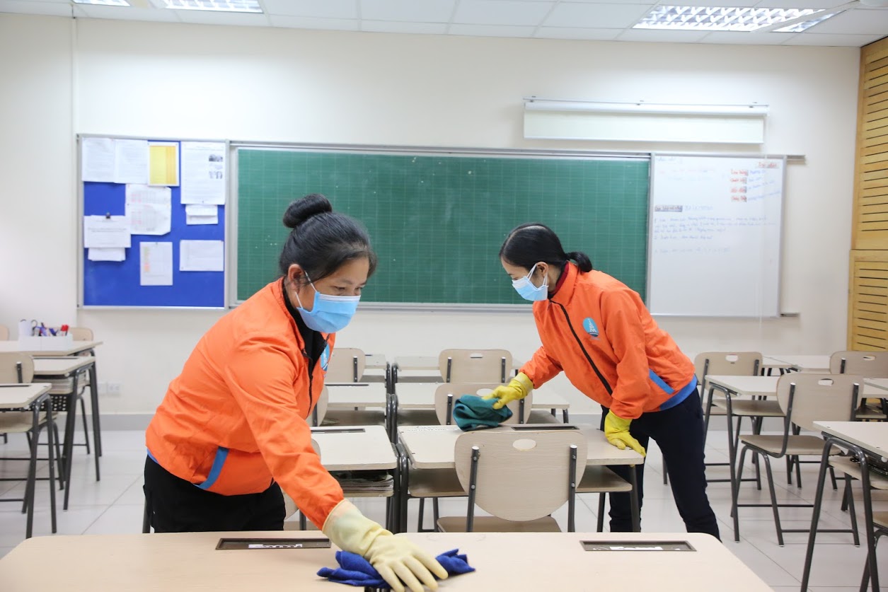 Các giáo viên vệ sinh, lau chùi bàn ghế