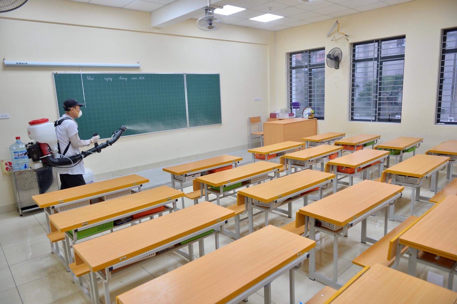 Phun thuốc khử trùng trong lớp học