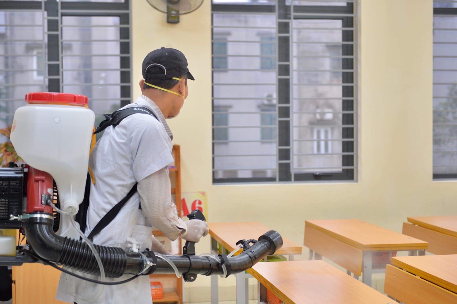Phun thuốc khử trùng nhiều trường học tại Hà Nội để phòng virus Corona - ảnh 3