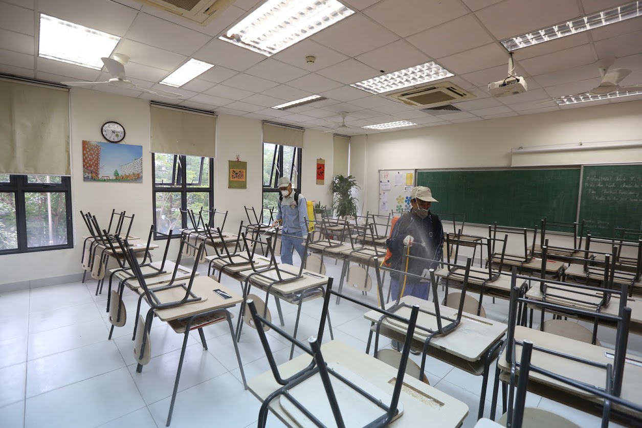 Các lớp học trong trường đều được phun thuốc khử trùng
