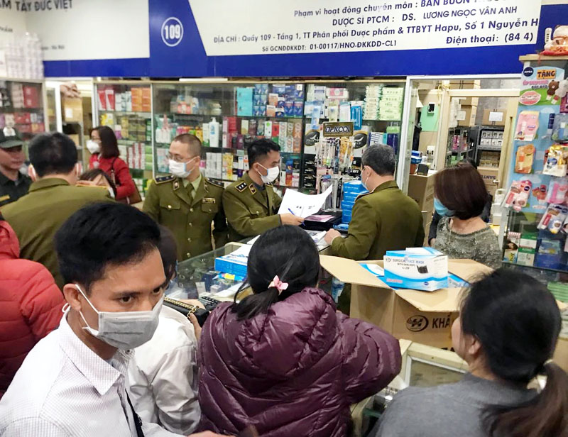 C&aacute;c đơn vị thuộc Cục Quản l&yacute; thị trường H&agrave; Nội kiểm tra quầy thuốc kinh doanh khẩu trang tại t&ograve;a nh&agrave; Hapulico ng&agrave;y 31/1