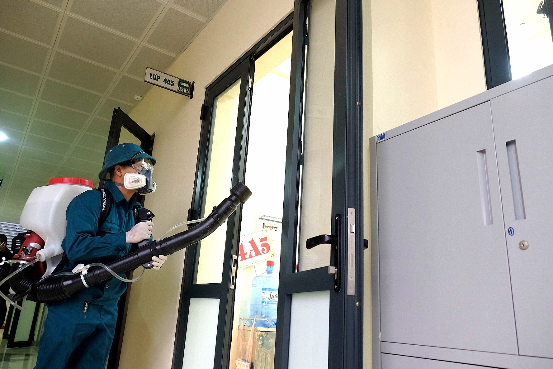 C&aacute;c cơ quan chức năng phun thuốc khử tr&ugrave;ng tại trường tiểu học Ho&agrave;ng Diệu, quận Ba Đ&igrave;nh.